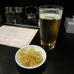 川崎餃子樓 - とりあえずセットの生ビールとお通しです