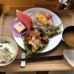 カフェアンドショップ ロータスランド - 2019/08/16
      モーニングＣセット 有機コーヒー 380円
      今週のおまかせセット 550円
      ・こんにゃく唐揚げの甘酢あん
      ・卵豆腐
      ・味噌きゅうり
      ・フレッシュサラダ
      ・スイカ