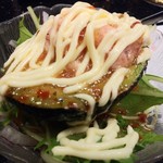 独楽寿司 - 鮪アボカドサラダ350円
            玉葱や水菜の上にアボカド半身がドーン！
            ネギトロオーン！
            そこにマヨと中華風ピリ辛タレがどっさり！！
            アボカドがトロっとしてて旨～
            こらなかなか逝けるでしかし(*σ´ｪ｀)σ