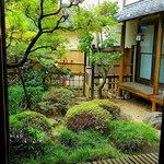 会席そば 草庵 - 個室から見た中庭