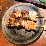 旬酔基じ - もも串♬
      基じｻﾝの焼き物は炭なので
      とっても美味しいﾃﾞｽ♡