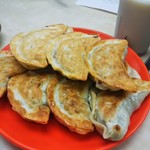 美味餃子店 - 両面焼き。