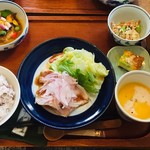 ラナカフェ - 白豚の冷製ハム、魚介ハンバーグ、ツナとアスパラのスパニッシュオムレツ、人参白あえ、南瓜冷製スープ
