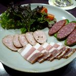 ばぁる・ひらら - 生ベーコンとソーセージ盛り合わせ