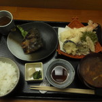 北新地 みち田 - 本日の昼ごはん　850円　ほっけ若狭焼・天ぷら盛合せ・豚汁・ごはん・香の物