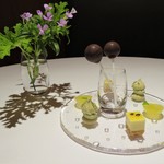 レフェルヴェソンス - 小菓子：パッションフルーツのムース・パイナップルの寒天・よもぎの焼きメレンゲ・チョコレートのチュッパチャプス