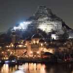 東京ディズニーシー・ホテルミラコスタ - プロメテウス火山が修復中(ピアッツァビュー側)