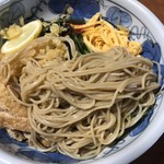 Kadoya - お蕎麦アップ・・・白くて細いお蕎麦です。写真はめんつゆをかけた後なので少し色が付いてます。ゴメンナサイ。