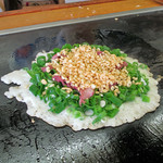 お好み焼き・ふみえ - お肉を並べて 揚げ玉たーっぷり。