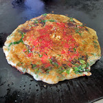 お好み焼き・ふみえ - 醤油のタレを ハケで塗り塗りして
