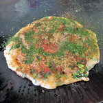 お好み焼き・ふみえ - だし粉と青のりを 回しかけて出来上がり。 さぁーいただきます！