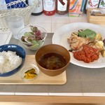 アカリエ - Ａ：お肉ランチセット（信州福味鶏のグリル トマトソース）(\1,200)
