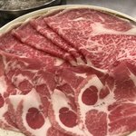 Shabusen - Ｄ定食のお肉。奥には専用のグツグツ鍋地獄が。