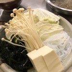 Shabusen - 野菜盛り。白菜、えのき茸、白滝、豆腐、ワカメ。
