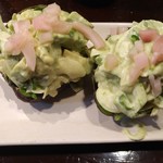 粉ひで - アボガドサラダ。丸々1個をくりぬいてサラダにしています。結構ボリュームもあってうまい。