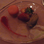 ゴッサム - プティフール／マカロンと苺