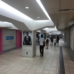 トラットリア クイント - すぐに直進と地上に上がる階段と右折路があります。【右折路】へ進みます。