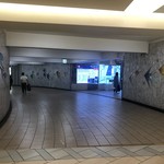 トラットリア クイント - ずんずん進みます。途中で地上階へ上がる階段がありますがそのまま【直進】です。