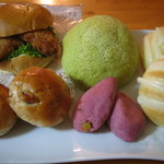 小麦の郷 - 料理写真:白身のバーガー￥180、富良野メロンパン￥140、ヨーグルトロール2個￥100、プチクルミパン2個￥110など＾＾