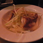 大島や - 唐揚げと生たまねぎのサラダ