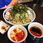 そば処 つる岡 - 肉つけ辣油蕎麦900円