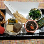 大洗料理つかさ - 美明豚ヒレカツ、煮物、ワカサギ南蛮漬け、ちまきなどの盛り合わせ