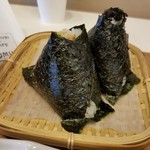 オムスビ+カフェ オム - 「野沢菜と鮭のおむすび」と「特撰しそこんぶ」