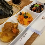 オムスビ+カフェ オム - セットの「日替わりお惣菜」