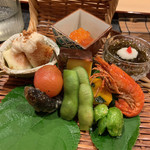 津の守坂 小柴 - 八寸：アマゴ、海老のから揚げ、無花果のチーズソース、もずくなど 小柴さんの八寸は美しい。無花果、アマゴ、海老の素揚げが好みでした。