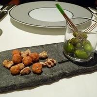 オマージュ - 付出のオリーブとナッツ、美味しい♪