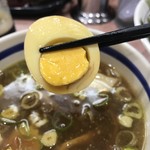 所沢 大勝軒 - 味玉のアップ