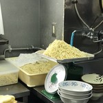 所沢 大勝軒 - 計りには生麺がたっぷり用意される。