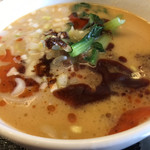 中国料理 恵莉華 - ☆絶品のタンタン麺♪ゴマの香りが鼻に抜け、旨味、辛味が後から押し寄せます。麺はモチっとした平麺で多少ちぢれてました。これが美味いスープによく絡みます♪