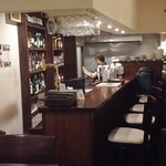 GRILL&Bar Hanaya - 入口から見た店内こんな感じです。