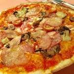 ピッツェリア・サバティーニ - オリーブ、トマト、ハム、チーズ