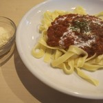 Mame-mi Kitchen - ミートソースパスタ750円 ドリンク付 美味しいです。見た目は少し寂しいですが…店内は落ち着いた雰囲気です。