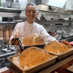 Lago - オーナーシェフ 池邉正憲さん  焼き上がりの熊本県産小麦で作る自家製フォカッチャ