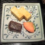 旬菜魚 藍 - 日替わり魚セット 1000円 の玉子焼き、こんにゃく、香の物