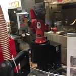 変なカフェ - コーヒーを入れるロボット