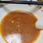 カナキン亭本舗 - ニンニク、辛味噌、唐辛子等をいれ、キムチを混ぜたら最後にはこんなスープに