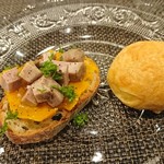 Aruki - アミューズの豚タンの燻製ブルスケッタ＆グジェール