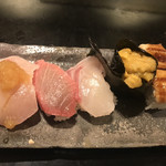 Endou Zushi - 上まぜ１２００円。はまち、トロ、タイ、ウニ、穴子押し寿司。市場店も同じでしたが、一皿目が一番豪華な感じがします(^｡^)。はまちがとても美味しかったです（╹◡╹）