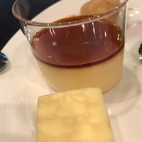 オールデイダイニング リモネ(リーガロイヤルホテル大阪) - 朝食ビュッフェ２９７０円。プリンとミルクレープ。ブュッフェの域を超えた味わいです（╹◡╹）。いくつ食べたかは秘密（笑）。