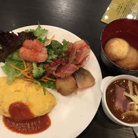 オールデイダイニング リモネ(リーガロイヤルホテル大阪) - 朝食ビュッフェ２９７０円。オムレツ、明石焼き、ローストビーフカレーなど。どのお料理も水準以上の味。それで、たくさーんの品揃えは素晴らしいと思います（╹◡╹）