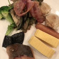 オールデイダイニング リモネ(リーガロイヤルホテル大阪) - 朝食ビュッフェ２９７０円。だし巻き卵、しゅうまいなど。だし巻き卵もしゅうまいも、デパ地下の老舗店と遜色のない味わい（╹◡╹）。とても美味しくいただきました（╹◡╹）