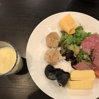 オールデイダイニング リモネ(リーガロイヤルホテル大阪) - 朝食ビュッフェ２９７０円。ハム、ローストビーフなど。魚介類のお料理が焼き魚だけ、という以外は、大満足の内容です（╹◡╹）。コスパもとてもいいと思います( ◠‿◠ )