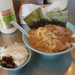 ラーメンショップ 椿 玉造店 - 半ライスと全景w