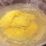 馳走 啐啄一十  - (01)北紫雲丹(北海道小樽産)、オクラ&トロロ、羅臼昆布の出汁ジュレ
      北紫雲丹の一口目は5秒ホールドし、旨みを余さず味わい尽くします
      羅臼昆布の良く冷えた出汁ジュレは暑気払いにピッタリ