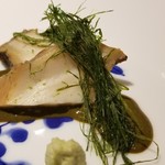 馳走 啐啄一十  - (05)煮黒鮑(三重県伊勢志摩産)、肝ソース、初摘みあおさ(高知県四万十川産)載せ
      黒鮑は90℃で6時間煮てあり、軟らかさと程好い弾力が楽しめます
      あおさの香りが鼻腔に抜け、黒鮑の旨みに華を添えます