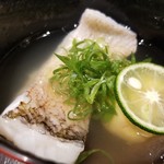 馳走 啐啄一十  - (06)炭火焼き赤甘鯛(福岡県北九州産)、車海老(熊本県天草産)の真薯、木耳(広島県世羅産)利尻昆布と鮪節の出汁のお椀
      炭火焼き赤甘鯛は皮目が芳ばしく上品な脂が美味しい
      車海老の真薯は甘みが拡がります